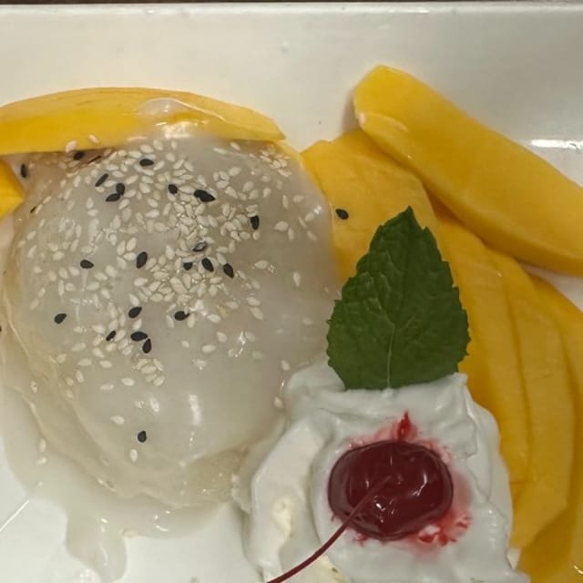 Sweet Sticky Rice with Ripe Mango.